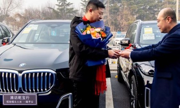 Công ty chi 27 tỷ mua 16 xe BMW thưởng Tết cho nhân viên, dân mạng xem màn trao quà chỉ biết trầm trồ: Chốn kỳ diệu nào đây!-3
