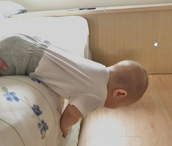 Con 2 tuổi ngã từ trên giường xuống đất, người mẹ làm thêm hành động này khiến con ra đi mãi mãi-1