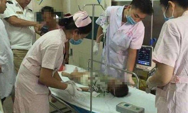 Con 2 tuổi ngã từ trên giường xuống đất, người mẹ làm thêm hành động này khiến con ra đi mãi mãi-2