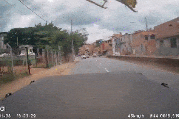 Khoảnh khắc trực thăng rơi xuống biển khi đang bay huấn luyện-1