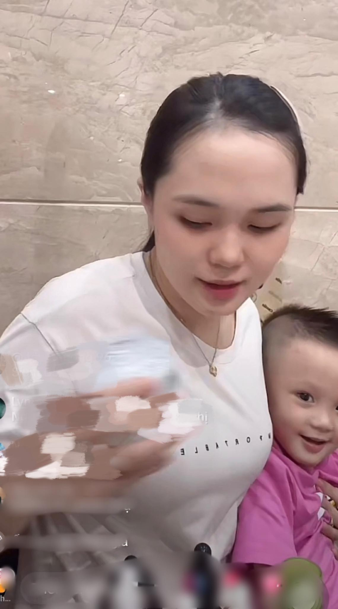 Ái nữ cựu chủ tịch CLB Sài Gòn vừa bán hàng online vừa trông con, dân mạng thắc mắc Duy Mạnh đâu?-1