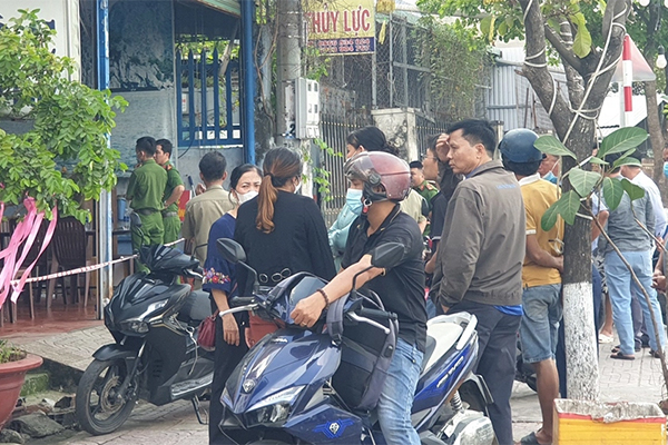 Chạm thang vào dây điện cao thế, người đàn ông bị điện giật bốc cháy-1