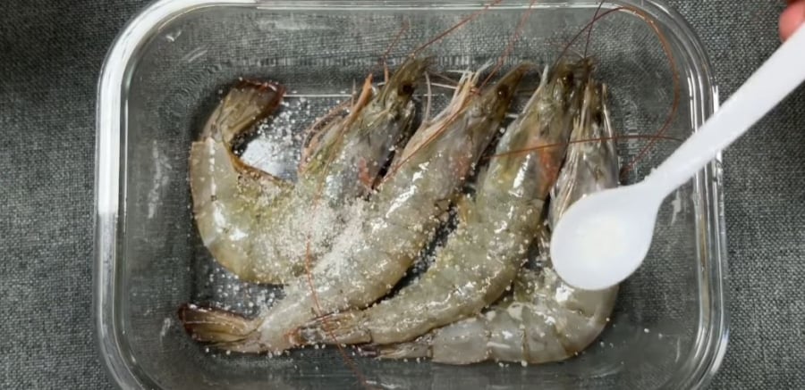 Tôm sống mua về đem ngâm trong thứ nước này rồi bỏ tủ lạnh, để cả tháng vẫn ngọt thịt, không đen đầu-2
