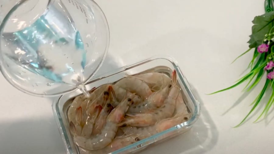 Tôm sống mua về đem ngâm trong thứ nước này rồi bỏ tủ lạnh, để cả tháng vẫn ngọt thịt, không đen đầu-3