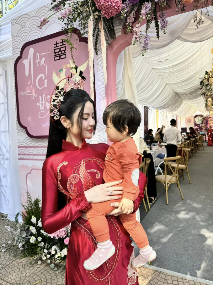 Tính cách của Chu Thanh Huyền được hé lộ qua cử chỉ với em bé, Quang Hải cũng phải gật gù về điểm này-2