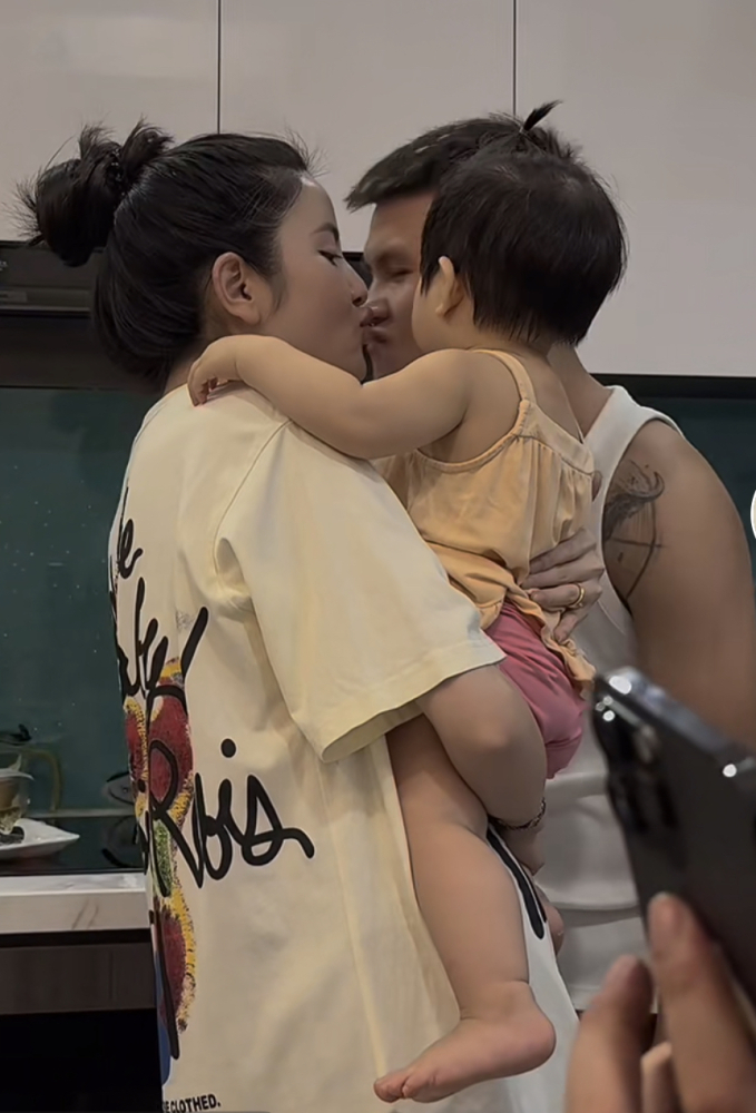 Tính cách của Chu Thanh Huyền được hé lộ qua cử chỉ với em bé, Quang Hải cũng phải gật gù về điểm này-4