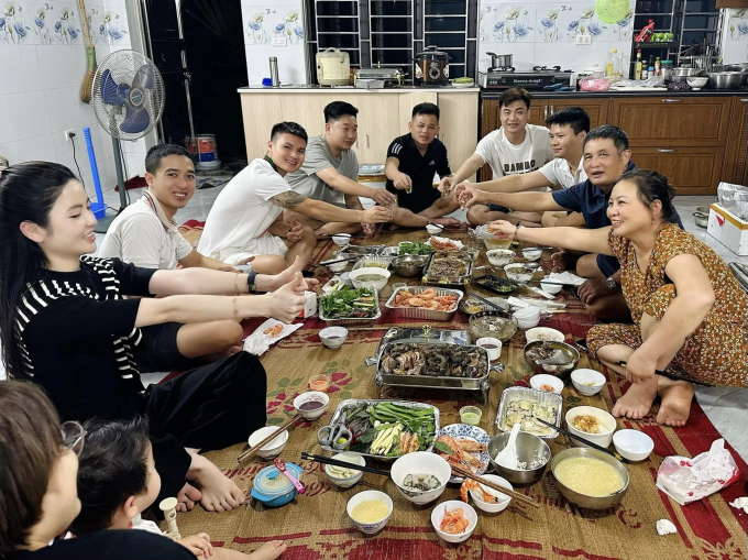 Quang Hải lần đầu công khai đăng ảnh chính diện cùng Chu Thanh Huyền sau ba năm hẹn hò kín tiếng, bà xã phản ứng thế nào?-2