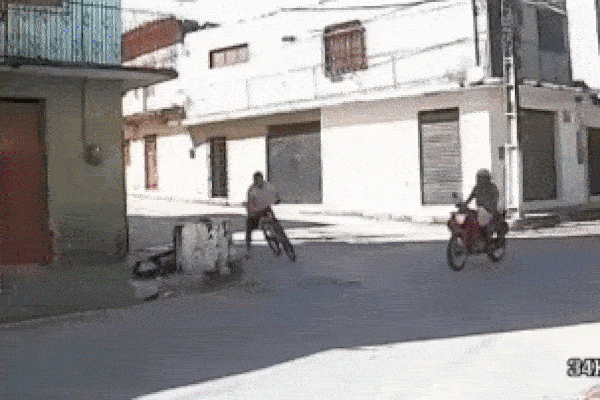 Tông trúng xe máy, bé trai 12 tuổi suýt mất mạng trước đầu ô tô