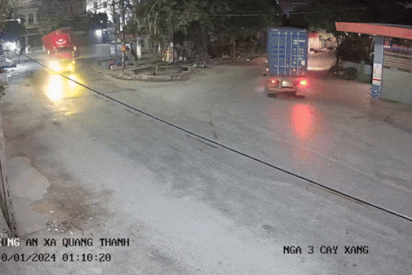 Clip: Đang vào cua, container lật nghiêng trong đêm