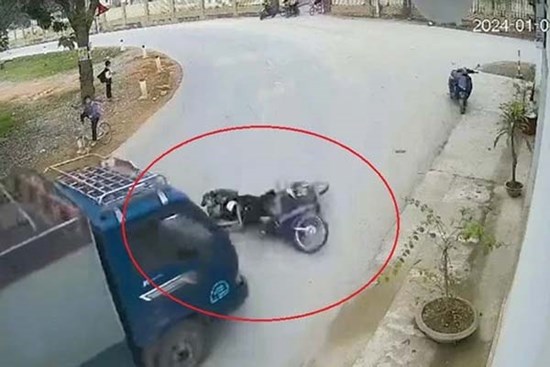 Clip: Thót tim cảnh 2 học sinh thoát chết thần kỳ trước bánh xe tải