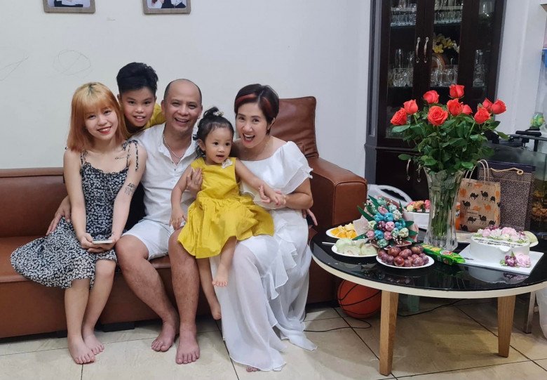 Hành trình đổi nhà từ 10m2 chật hẹp sang cơ ngơi khang trang giữa phố lớn của cặp đôi diễn viên phim giờ vàng VTV-7