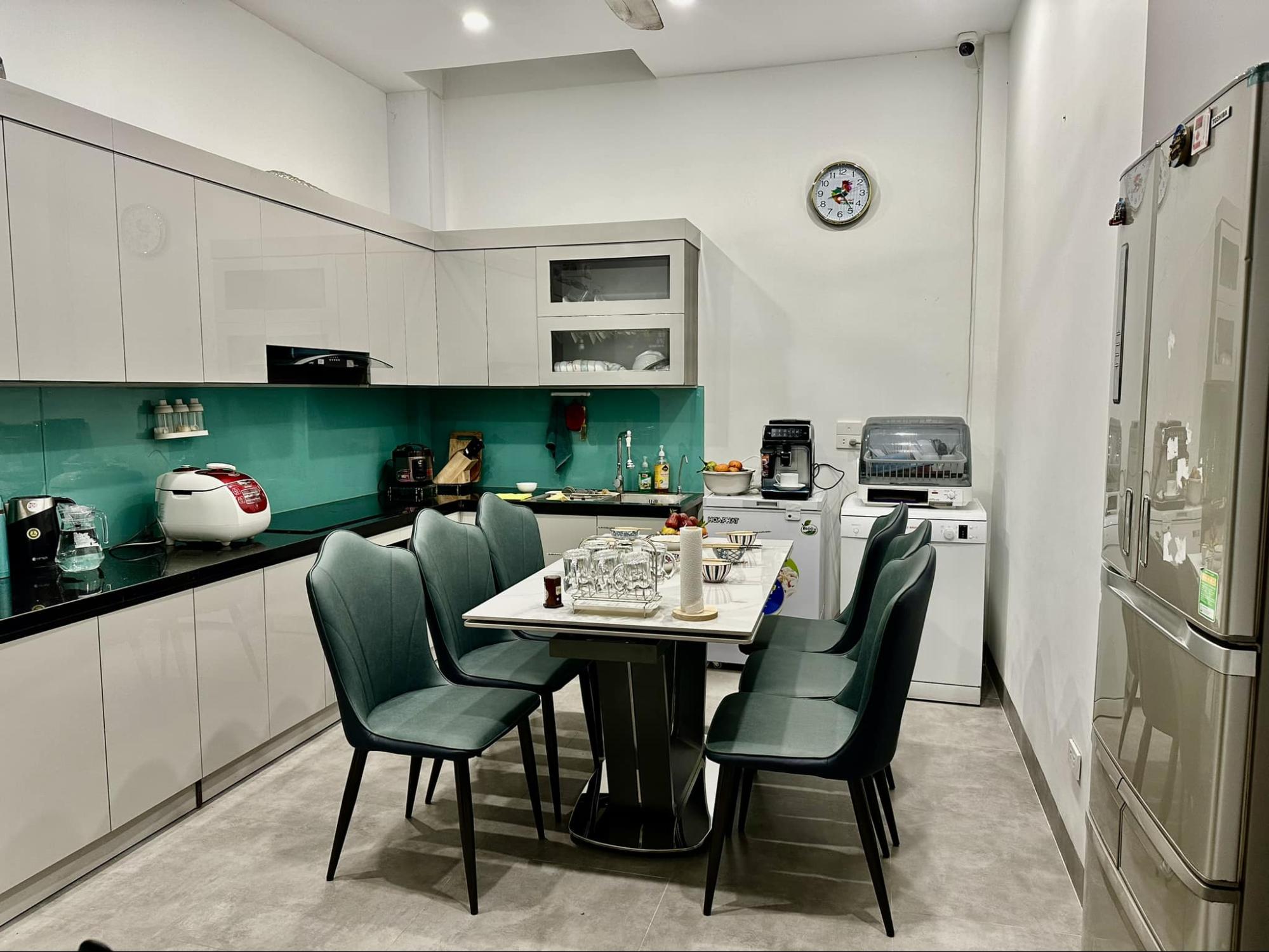 Hành trình đổi nhà từ 10m2 chật hẹp sang cơ ngơi khang trang giữa phố lớn của cặp đôi diễn viên phim giờ vàng VTV-5