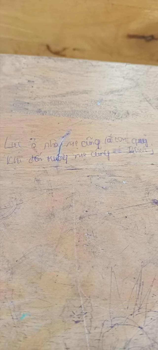 Đi họp phụ huynh, ông bố ở Hà Nội sửng sốt khi đọc hai câu thơ trên bàn: Tuyệt đối đừng để mẹ thấy!-1