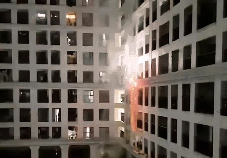 Xôn xao clip nhóm người đốt pháo hoa tại chung cư cao tầng-1