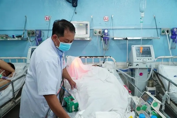 Đau ngực gần 20 năm vì nâng cấp vòng 1-2