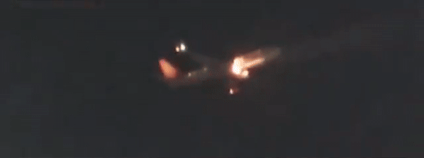Máy bay Hàn Quốc chở 122 người đột ngột tóe lửa rồi bốc cháy khi chuẩn bị hạ cánh, video ghi lại cảnh tượng hiện trường gây sốc-2