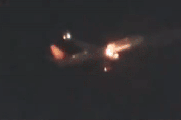 Giây phút kinh hoàng: Máy bay đâm thẳng vào cột điện rồi phát nổ, phi công thiệt mạng tại chỗ-3