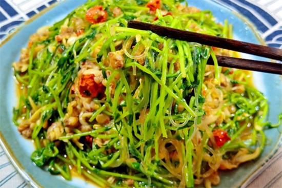Kết hợp 2 loại nguyên liệu này với nhau bạn sẽ được món ăn giúp cải thiện thị lực, giải độc và nuôi dưỡng gan lại bổ dưỡng