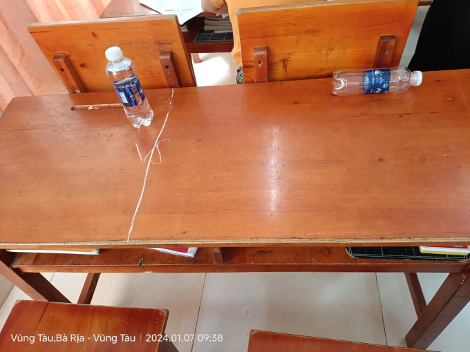 Đi họp phụ huynh cho con, ông bố chụp lại 1 bức ảnh nhận bão like: Nhìn đã thấy căng thẳng, đầy mùi... chiến tranh!-1