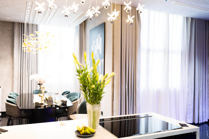 Đột nhập” căn penthouse 450m2 của Hương Ly: Tông đen xám chủ đạo như nhà tài phiệt phim Hàn Quốc, không ngại đầu tư nội thất đắt tiền-14