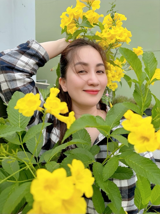 Mẹ bỉm sữa Khánh Thi khoe nhan sắc đời thường rạng rỡ, không vui vì bị nói lụy và chạy theo học trò ít tuổi-1