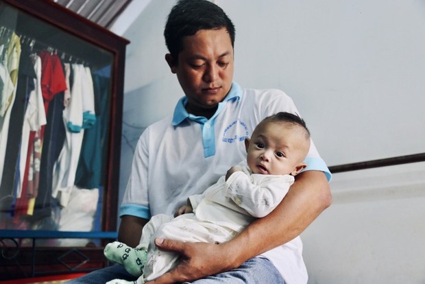Xót cảnh bé trai 4 tháng tuổi bị bệnh tim bẩm sinh, cha mẹ nghèo bật khóc xin giúp đỡ-1