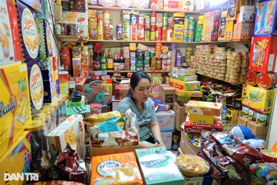 Tiểu thương chợ bánh kẹo khóc nghẹn vì hết thời thu 200 triệu đồng/ngày tết