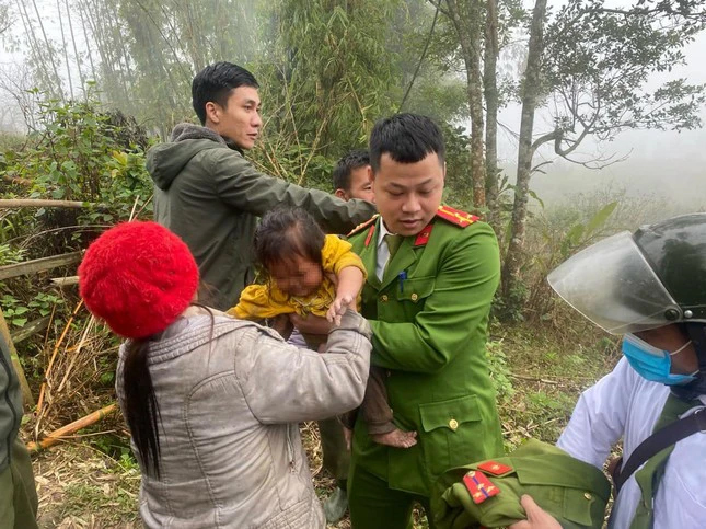 Ly kỳ chuyện bé gái 2 tuổi mất tích 31 giờ trong rừng rậm Nghệ An-1
