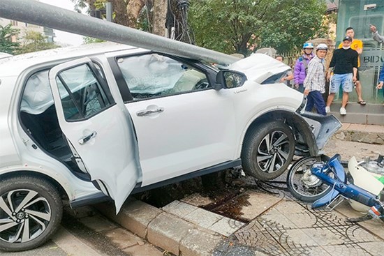 Ô tô húc đổ cột đèn, tông hàng loạt phương tiện