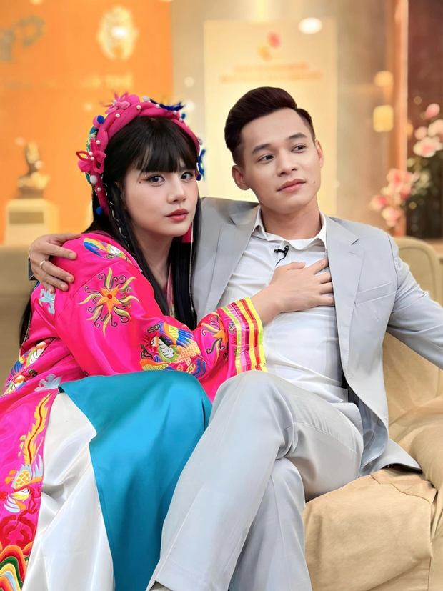 Fan hết hồn khi streamer Độ Mixi tự tung ảnh thân mật với gái lạ-1