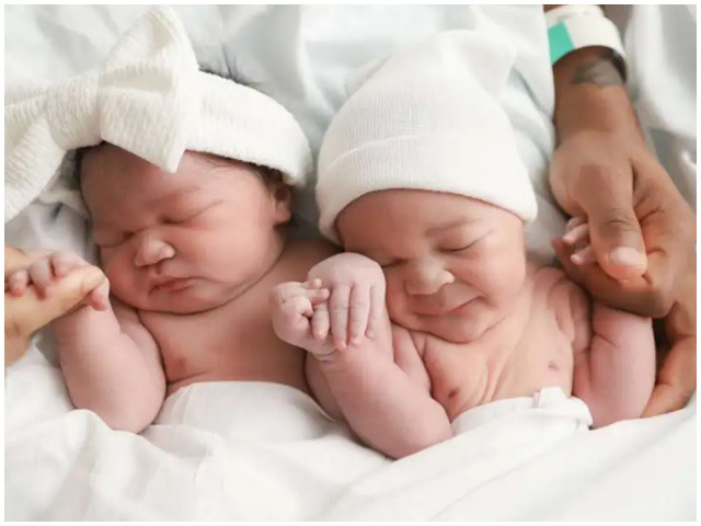 Ca sinh độc lạ: Cặp song sinh chào đời cách nhau 3 phút nhưng lại hơn kém nhau 1 tuổi-1