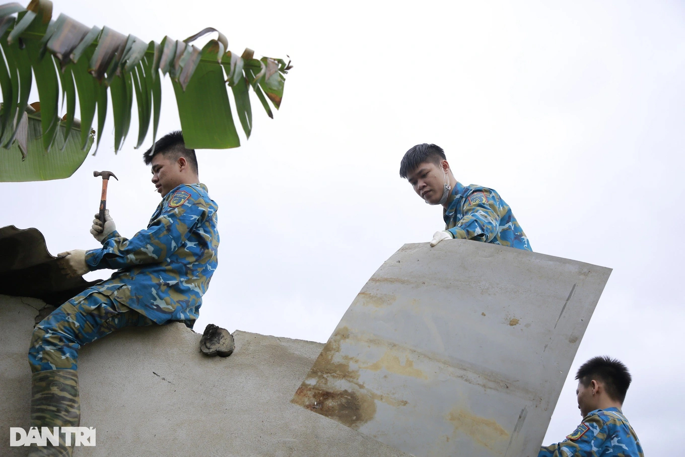 Sửa chữa nhà cho người dân bị thiệt hại sau vụ máy bay rơi ở Quảng Nam-3