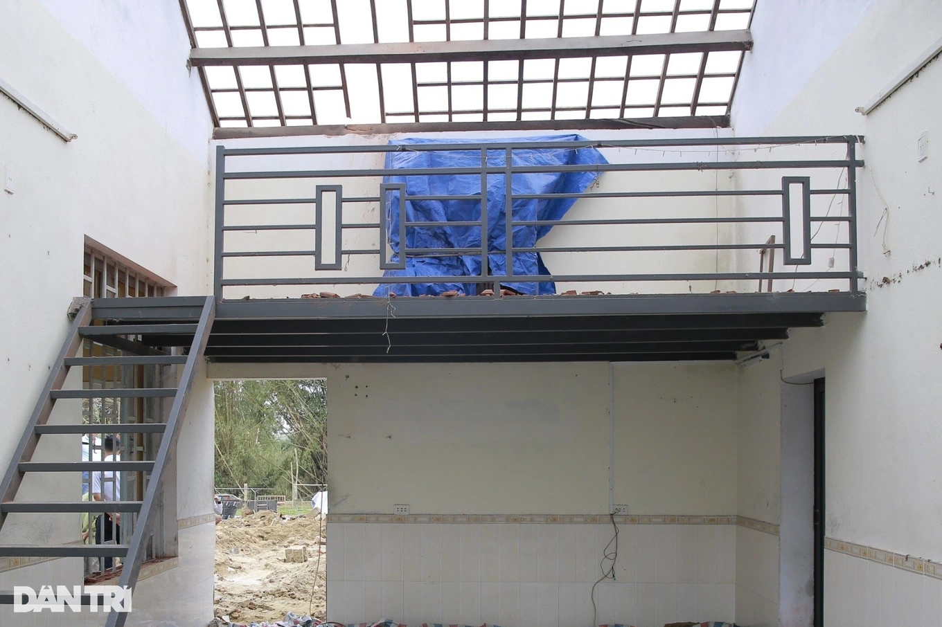 Sửa chữa nhà cho người dân bị thiệt hại sau vụ máy bay rơi ở Quảng Nam-2