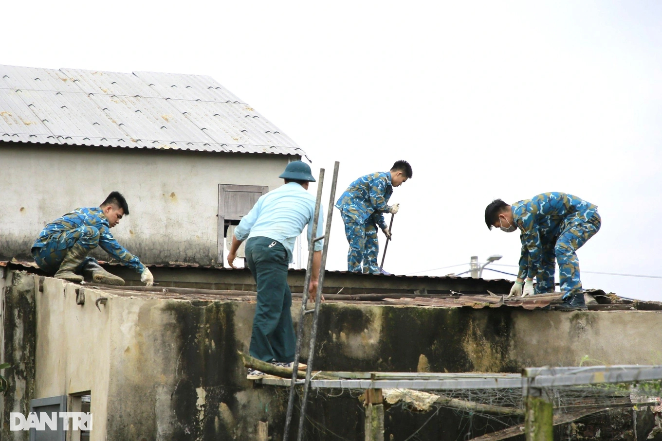 Sửa chữa nhà cho người dân bị thiệt hại sau vụ máy bay rơi ở Quảng Nam-4