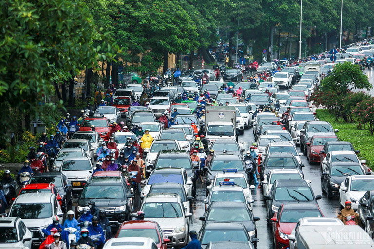 Ô tô lừ lừ nhấn ga không cho ai chen, hai mẹ con chết lặng giữa trời mưa-1