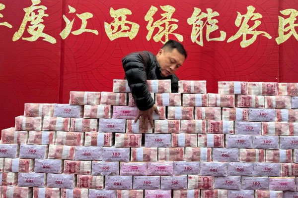 Nông dân Trung Quốc hồ hởi nhận thưởng Tết, có hộ ẵm hơn 1 tỷ đồng về nhà-1