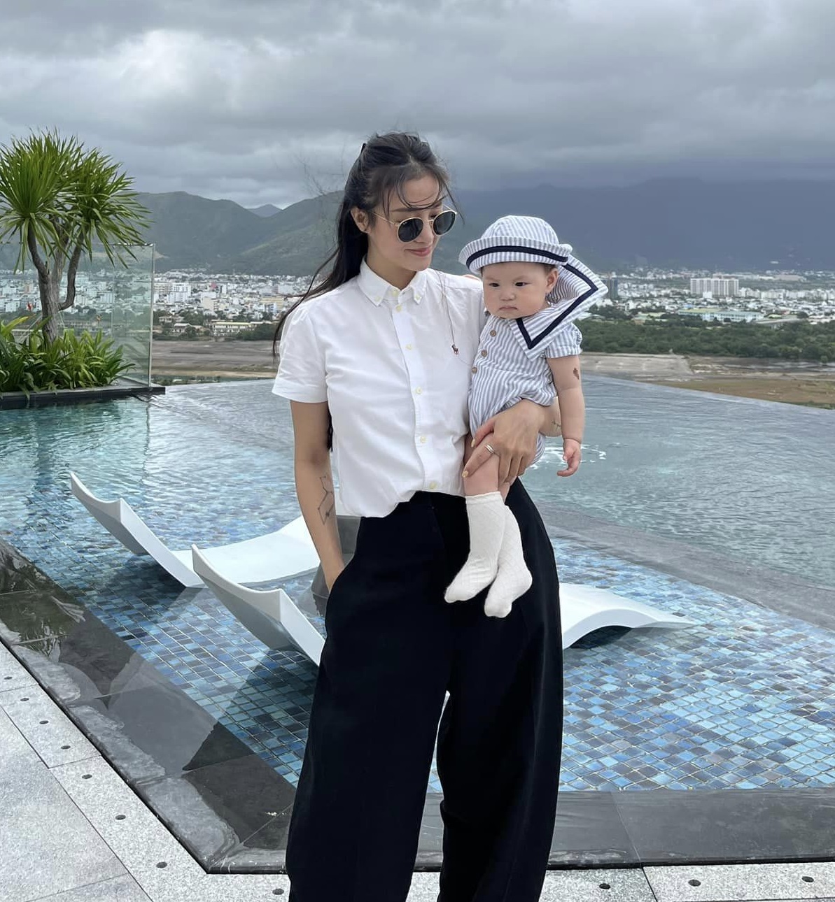 Hot mom Salim chuyên diện quần ống rộng nhưng không gây nhàm chán nhờ loạt cách phối đồ sành điệu-5