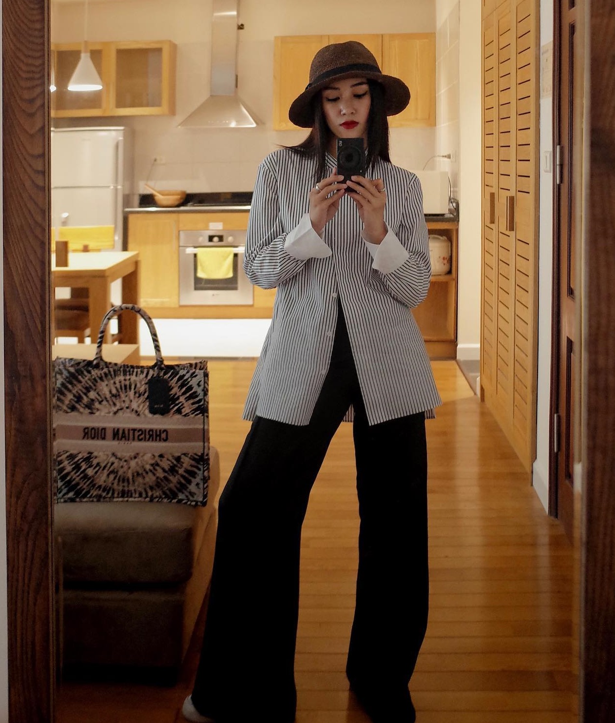 Hot mom Salim chuyên diện quần ống rộng nhưng không gây nhàm chán nhờ loạt cách phối đồ sành điệu-9