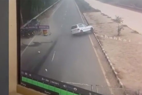 Bị dừng xe, tài xế ôtô tông văng cảnh sát rồi bỏ chạy khỏi hiện trường