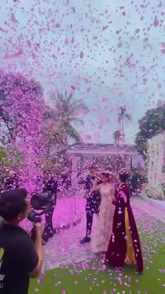 Đám cưới Nhật Lê ở Thanh Hoá: Cô dâu treo vàng trĩu cổ, khoảnh khắc mẹ chồng rước dâu vào nhà hé lộ cơ ngơi đàng trai-1