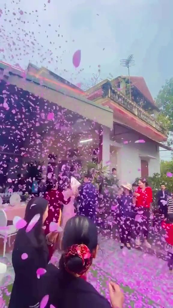 Đám cưới Nhật Lê ở Thanh Hoá: Cô dâu treo vàng trĩu cổ, khoảnh khắc mẹ chồng rước dâu vào nhà hé lộ cơ ngơi đàng trai-3