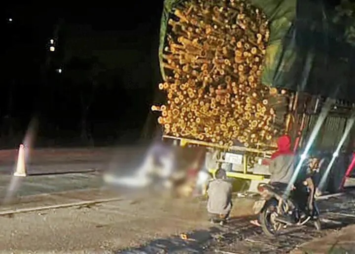 Va chạm với xe tải chở keo, 2 người đi xe máy chết tại chỗ-1