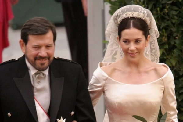 Nữ vương Đan Mạch rơi nước mắt chính thức thoái vị nhường ngôi cho con trai, khoảnh khắc xúc động những giờ cuối tại vị khiến dân chúng nhói lòng-8