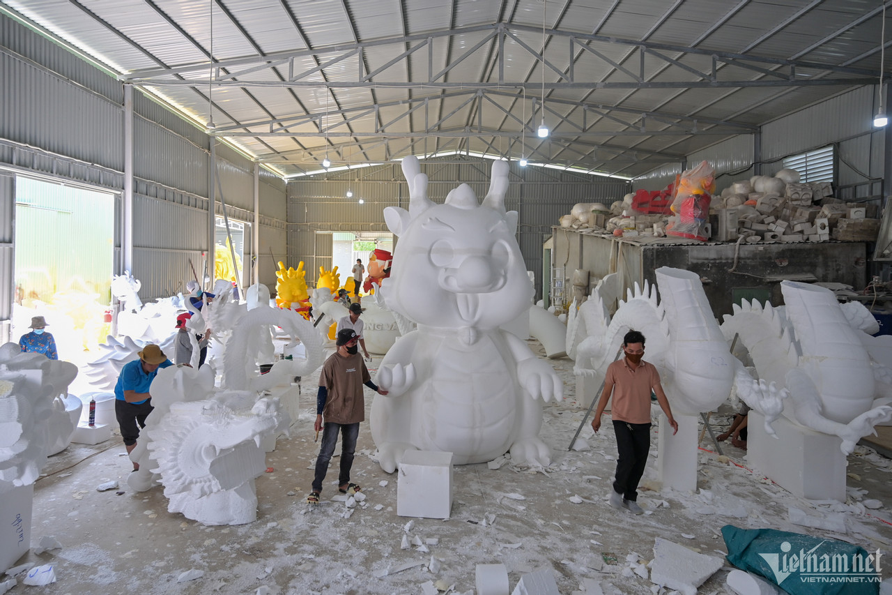 Linh vật rồng dài 40m, giá hơn 100 triệu đồng trưng Tết-1