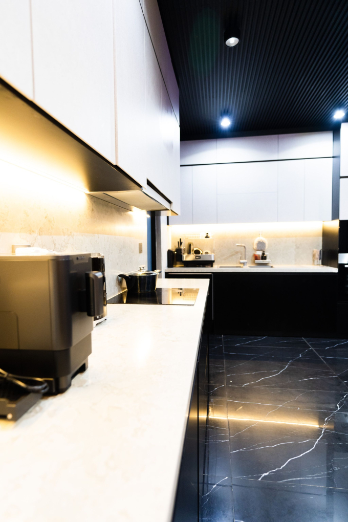 Hội đại gia sống trong penthouse flex căn bếp mùi tiền: Người sở hữu tủ lạnh 500 triệu, người thiết kế hệ thống đèn như khách sạn xa hoa-4