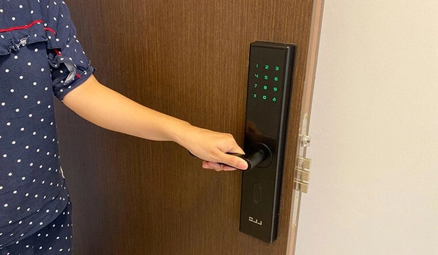 Nữ đạo tặc nhơn nhơn vào thẳng nhà dân để trộm cắp ở Mỹ Đình: Video từ camera gây sốc về độ liều lĩnh-2