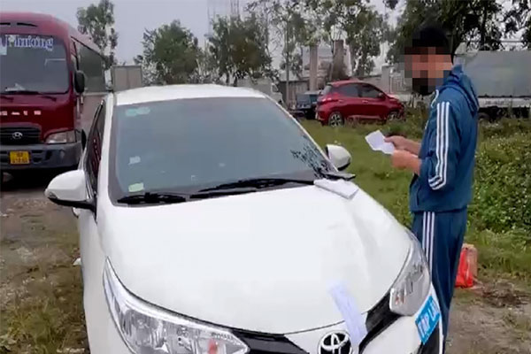 Thầy dạy lái ô tô dính cồn chở theo 3 học viên-1