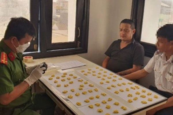 Bắt nóng đối tượng đem theo 800 viên thuốc lắc trên xe khách từ TP HCM đi Phan Thiết-1