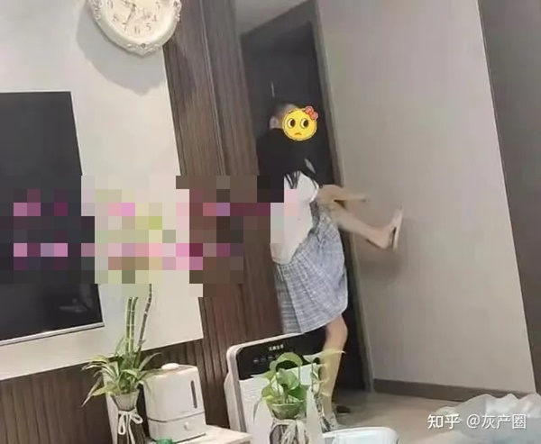 Đoạn video thân mật của cha và con gái lan truyền chóng mặt: Cha con thân thiết đến mấy mà không có ranh giới thì hậu quả khó lường-1