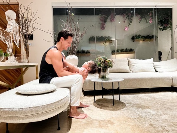 Chồng Hồ Ngọc Hà khoe ảnh tình cảm bên công chúa Lisa, lộ không gian sang xịn trong cơ ngơi 30 tỷ-2
